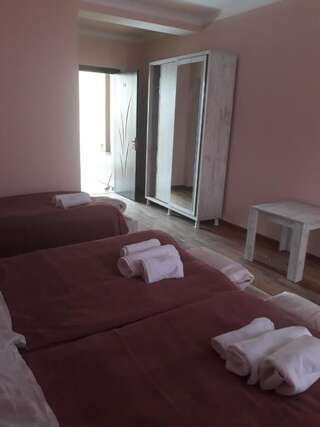 Отель Hotel Ramaz Paliani Местиа Трехместный номер с балконом-5